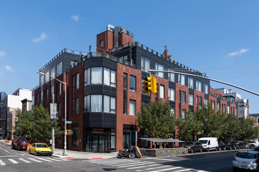 227 Grand St, Brooklyn, NY for lease - Primary Photo - Image 2 of 8
