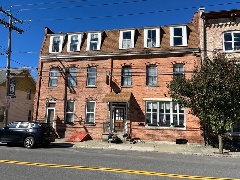 100 S Main St, Castleton On Hudson, NY à vendre - Photo du bâtiment - Image 1 de 7