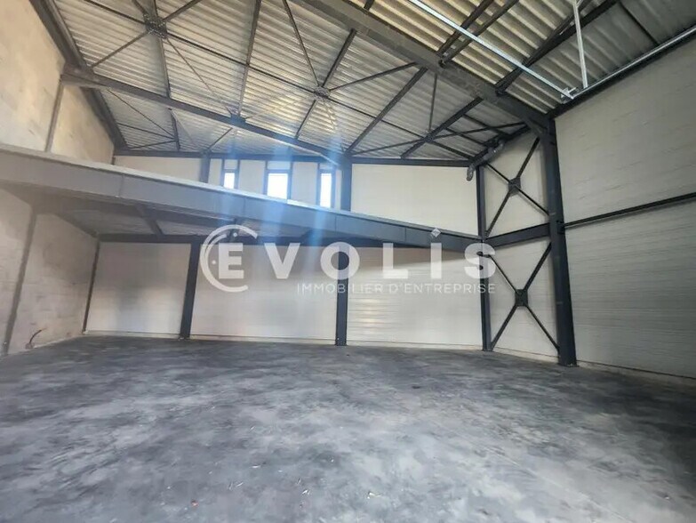 Flex in Pont-de-Chéruy for lease - Building Photo - Image 2 of 11