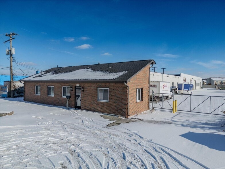 26272 Groesbeck Hwy, Warren, MI à vendre - Photo du bâtiment - Image 2 de 9