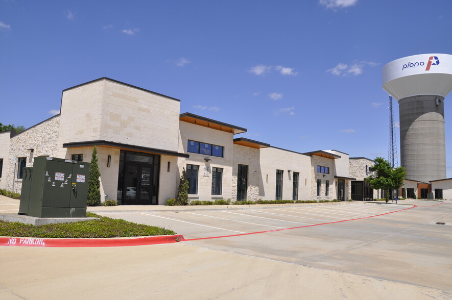 6843 Communications Pkwy, Plano, TX à louer - Photo du bâtiment - Image 3 de 11