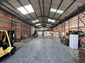 5 New Rd, Hixon à louer Photo du bâtiment- Image 2 de 8