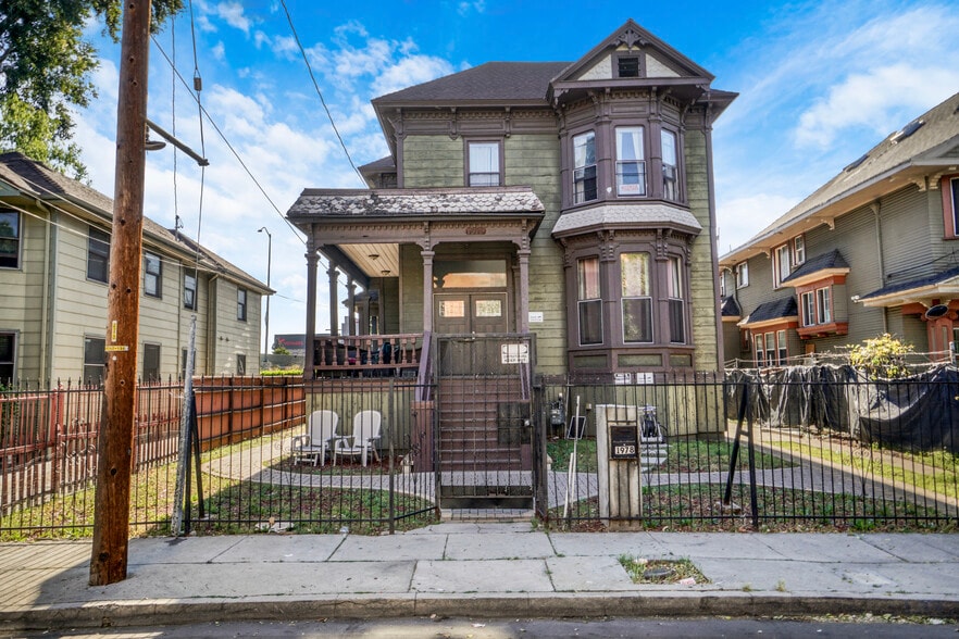 1978 Estrella Ave, Los Angeles, CA à vendre - Photo du bâtiment - Image 2 de 11