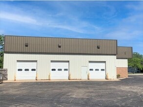 2200-2205 Tech Ct, Woodstock, IL for lease Interior Photo- Image 2 of 3