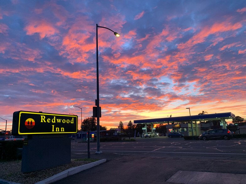 1736 Santa Rosa Ave, Santa Rosa, CA à vendre - Photo du bâtiment - Image 1 de 55