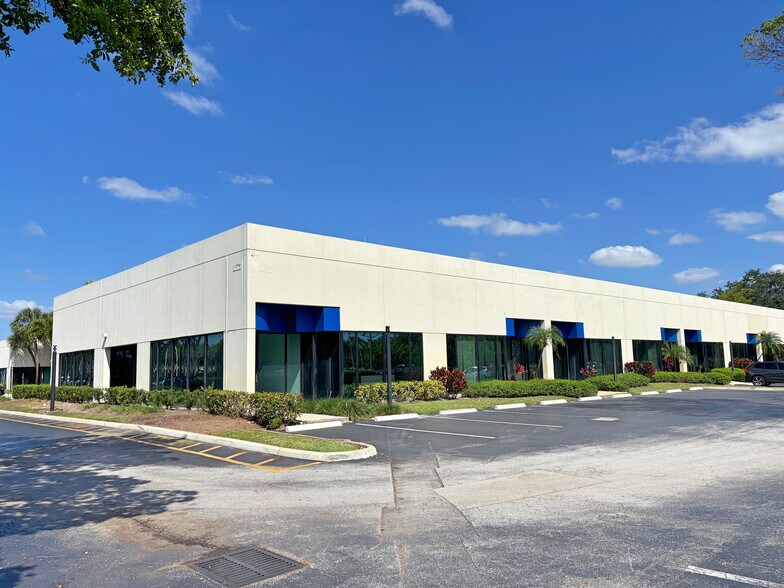 901 Clint Moore Rd, Boca Raton, FL à vendre - Photo du bâtiment - Image 1 de 16