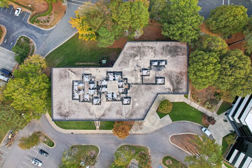 4815 Emperor Blvd, Durham, NC à louer - Photo du bâtiment - Image 2 de 9
