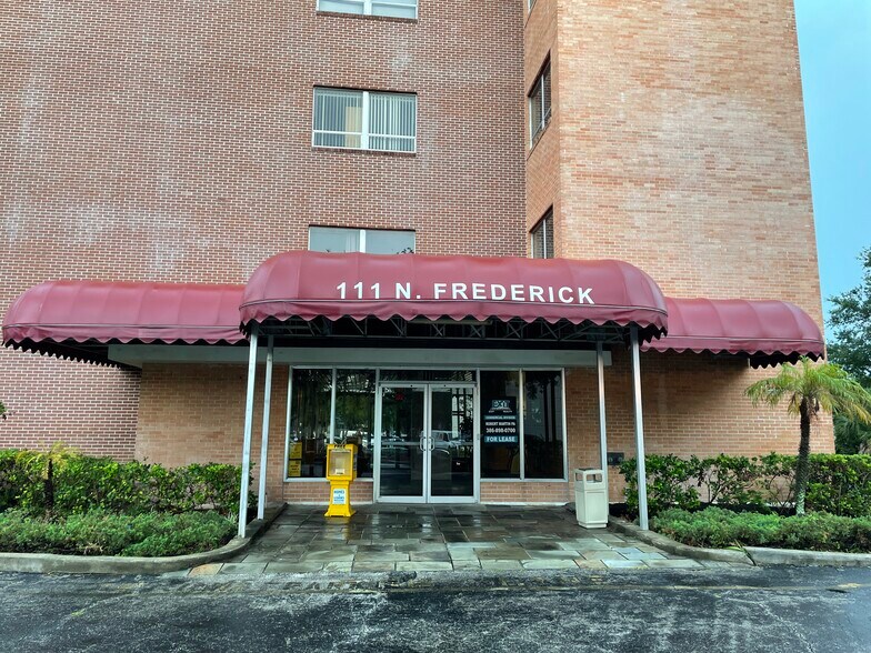 111 N Frederick Ave, Daytona Beach, FL à louer - Photo du bâtiment - Image 3 de 10