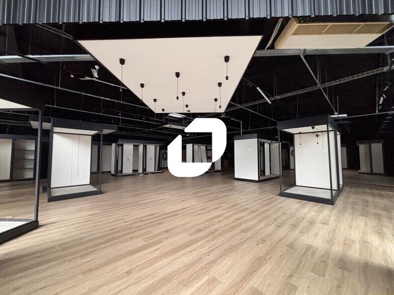 Retail in Herblay-sur-Seine for lease - Interior Photo - Image 2 of 3