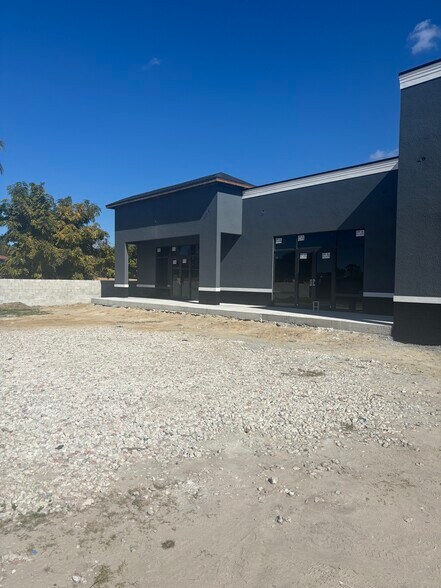 102 Lee Blvd, Lehigh Acres, FL à vendre - Photo du bâtiment - Image 3 de 3