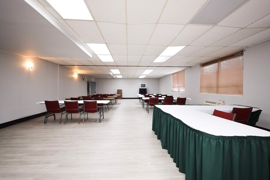 14043 Brookpark Rd, Brook Park, OH à vendre - Photo intérieure - Image 3 de 13