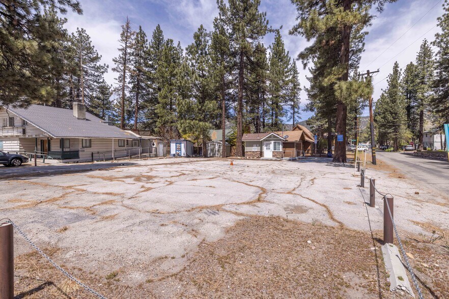 401 W Big Bear Blvd, Big Bear City, CA à louer - Photo du bâtiment - Image 2 de 19