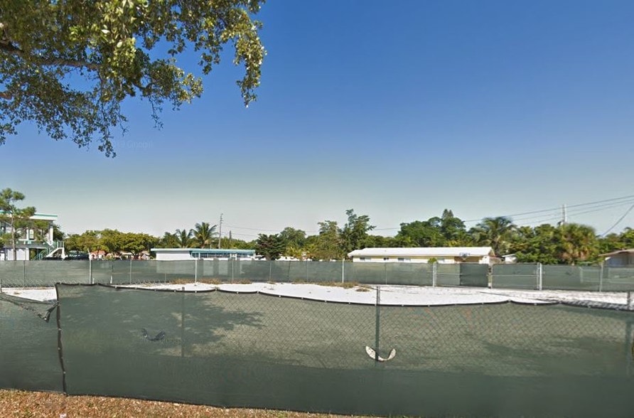 13750 W Dixie Hwy, North Miami, FL for lease - Primary Photo - Image 1 of 2