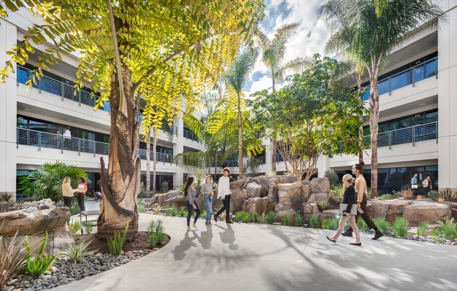 2888 Loker Ave E, Carlsbad, CA à louer - Photo du bâtiment - Image 3 de 11