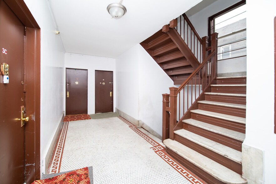 40-19 99th St, Corona, NY à vendre - Photo du bâtiment - Image 3 de 22