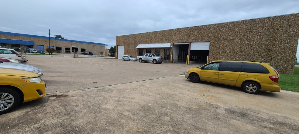 2120 Vanco Dr, Irving, TX à louer - Photo du bâtiment - Image 2 de 36