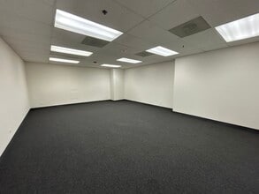 600 Town Center Rd, Matteson, IL for lease Building Photo- Image 2 of 3