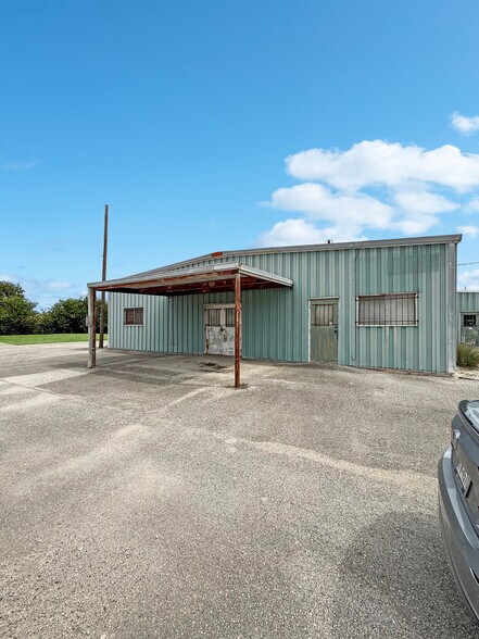 1569 & 1571 N. Austin Street, Seguin, TX à vendre - Photo du bâtiment - Image 3 de 44