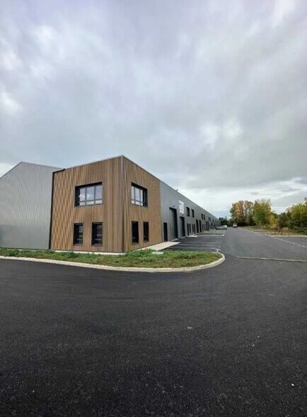 225 Avenue Des Marronniers, Bourgoin-Jallieu à vendre - Photo du bâtiment - Image 2 de 14