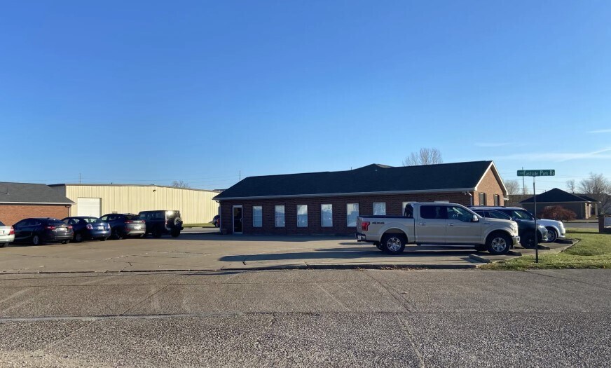 2225 N Cullen Ave, Evansville, IN à louer - Photo du bâtiment - Image 2 de 4