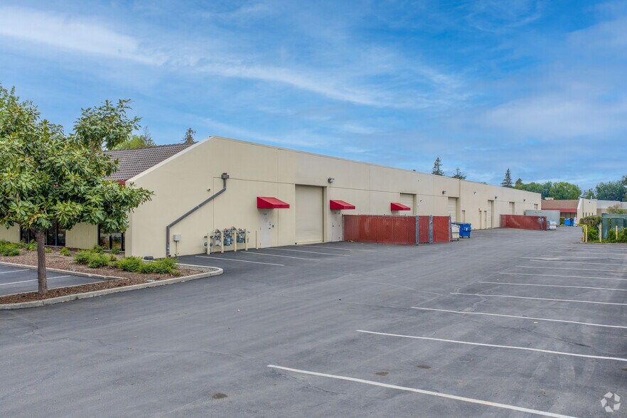 2140-2150 Bering Dr, San Jose, CA à louer - Photo du bâtiment - Image 3 de 7