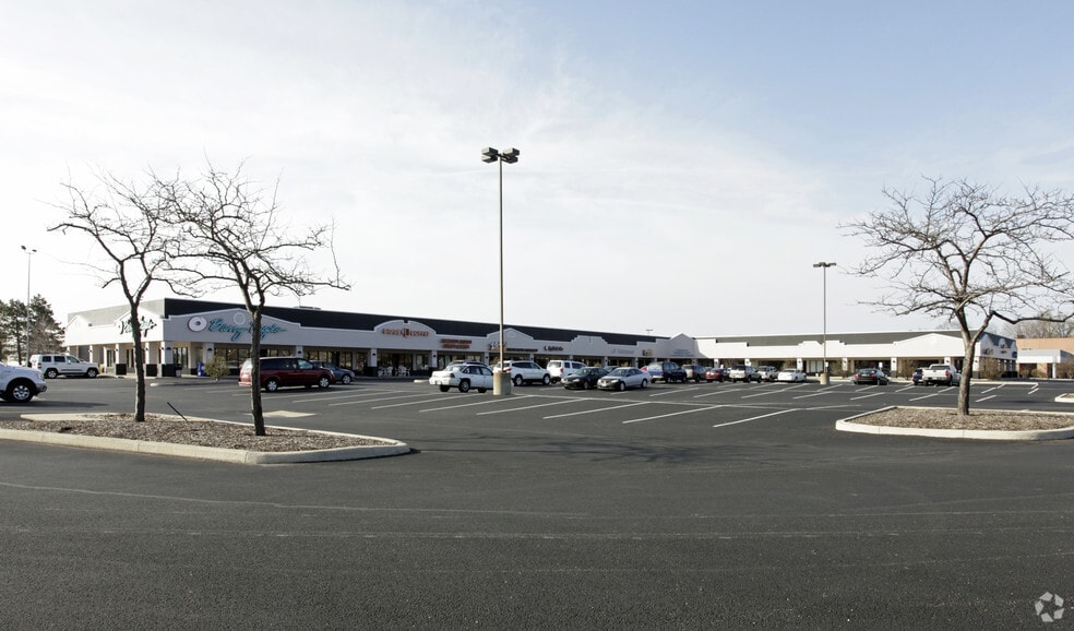 300-342 W Dussel Dr, Maumee, OH for lease - Building Photo - Image 1 of 3