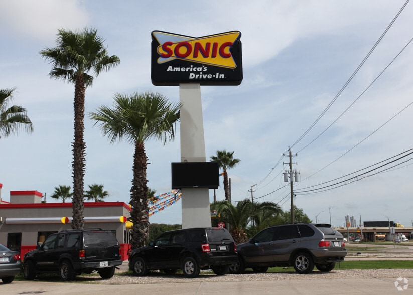 8841 N Highway 146, Baytown, TX for lease - Building Photo - Image 2 of 3
