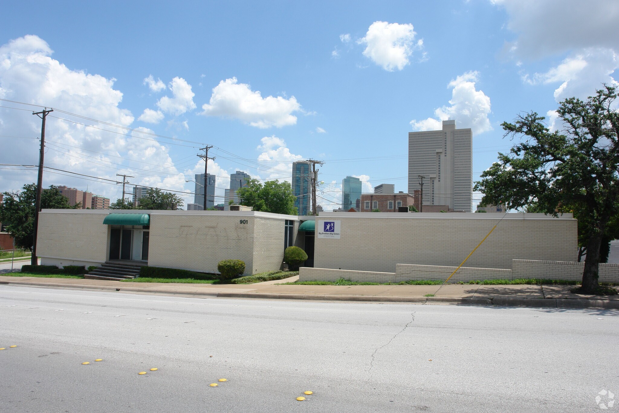 901-919 Summit Avenue portfolio of 2 properties for sale on LoopNet.ca Primary Photo- Image 1 of 6