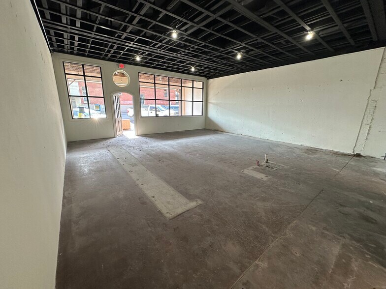 205 N Elm St, Denton, TX à louer - Photo du bâtiment - Image 2 de 5