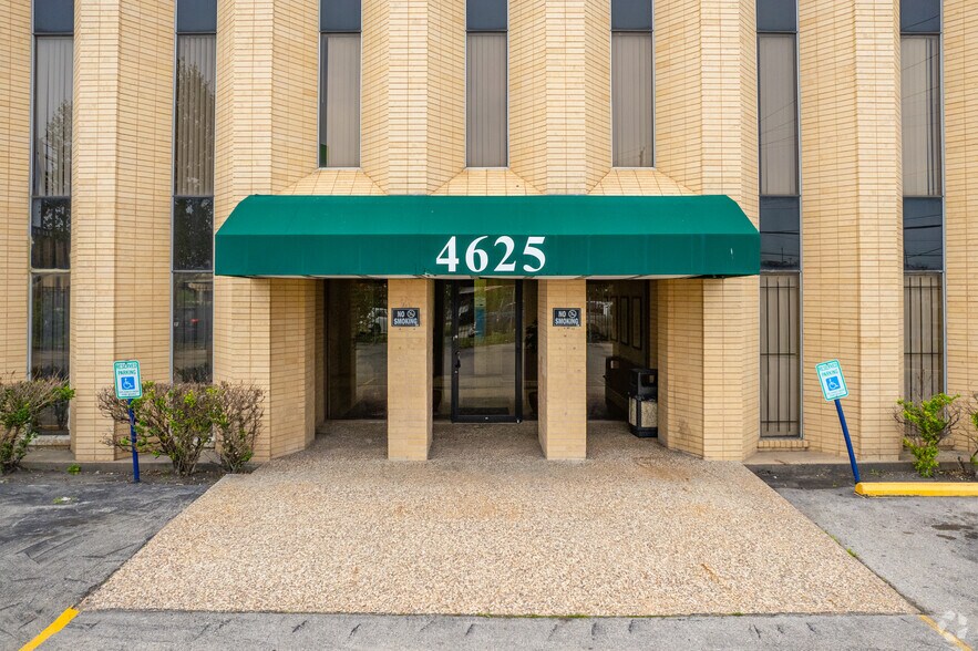 4615 N I-45, Houston, TX à louer - Photo du bâtiment - Image 3 de 17