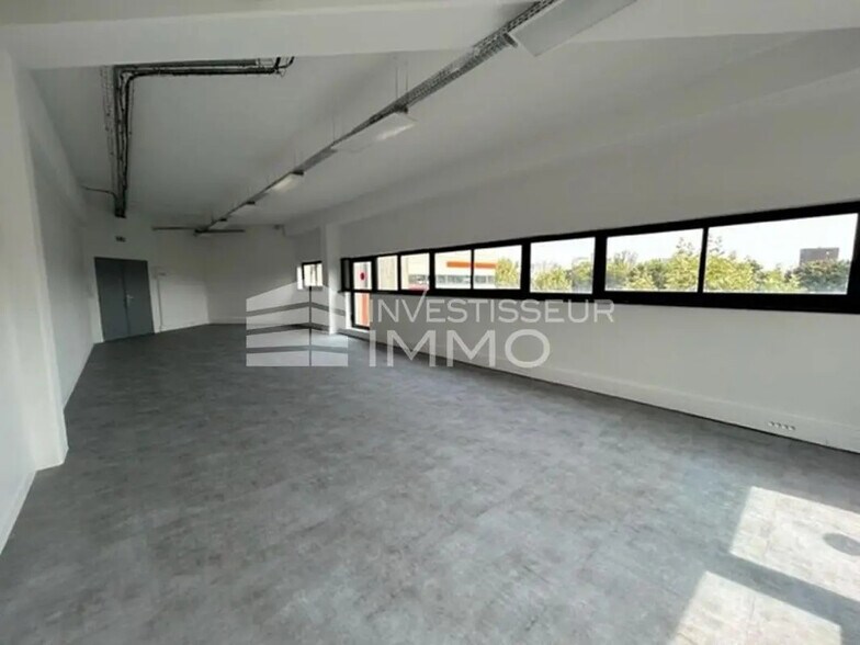 Office in Saint-Denis for lease - Interior Photo - Image 2 of 4