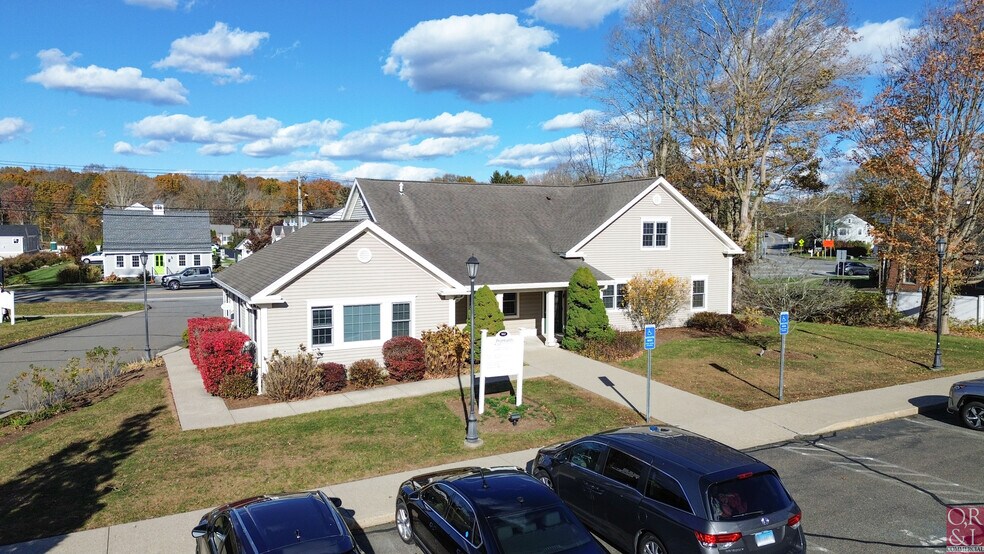 162 E Main St, Clinton, CT à vendre - Photo du bâtiment - Image 2 de 6