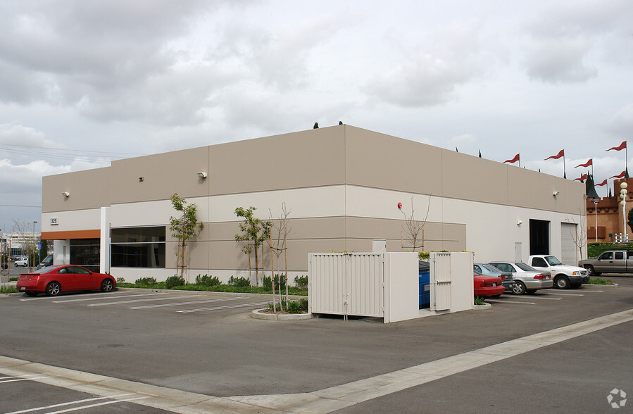 325 N Shepard St, Anaheim, CA for lease - Building Photo - Image 2 of 8