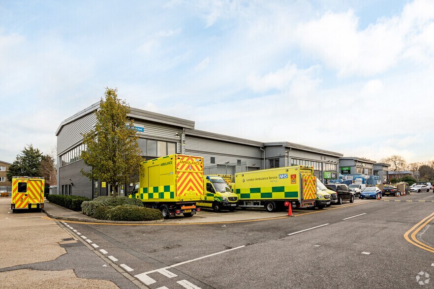 Clock Tower Rd, Isleworth à louer - Photo du bâtiment - Image 3 de 5