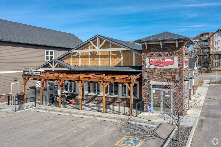 101 Sunset Dr, Cochrane, AB à vendre - Photo du bâtiment - Image 2 de 11