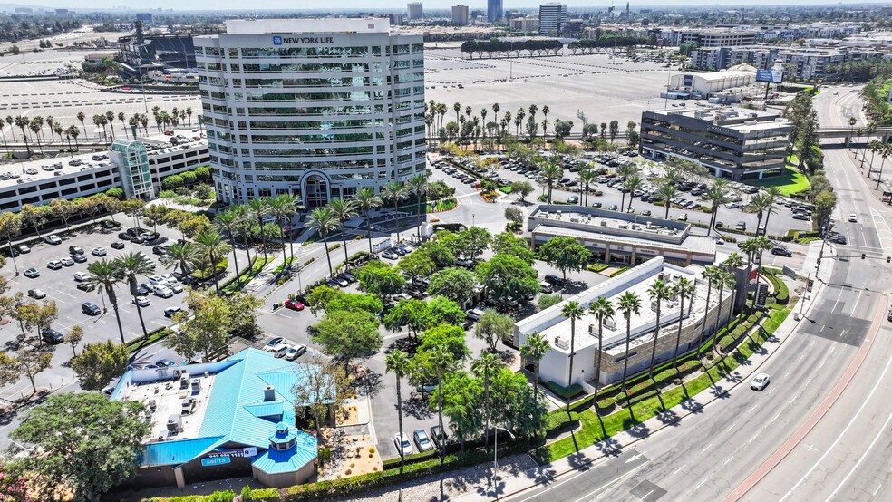 2400 E. Katella Ave, Anaheim, CA à louer - Photo du bâtiment - Image 1 de 10