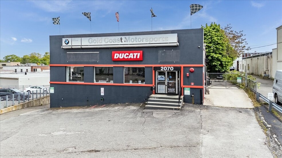 2070 Jericho Tpke, New Hyde Park, NY à louer - Photo du bâtiment - Image 3 de 22