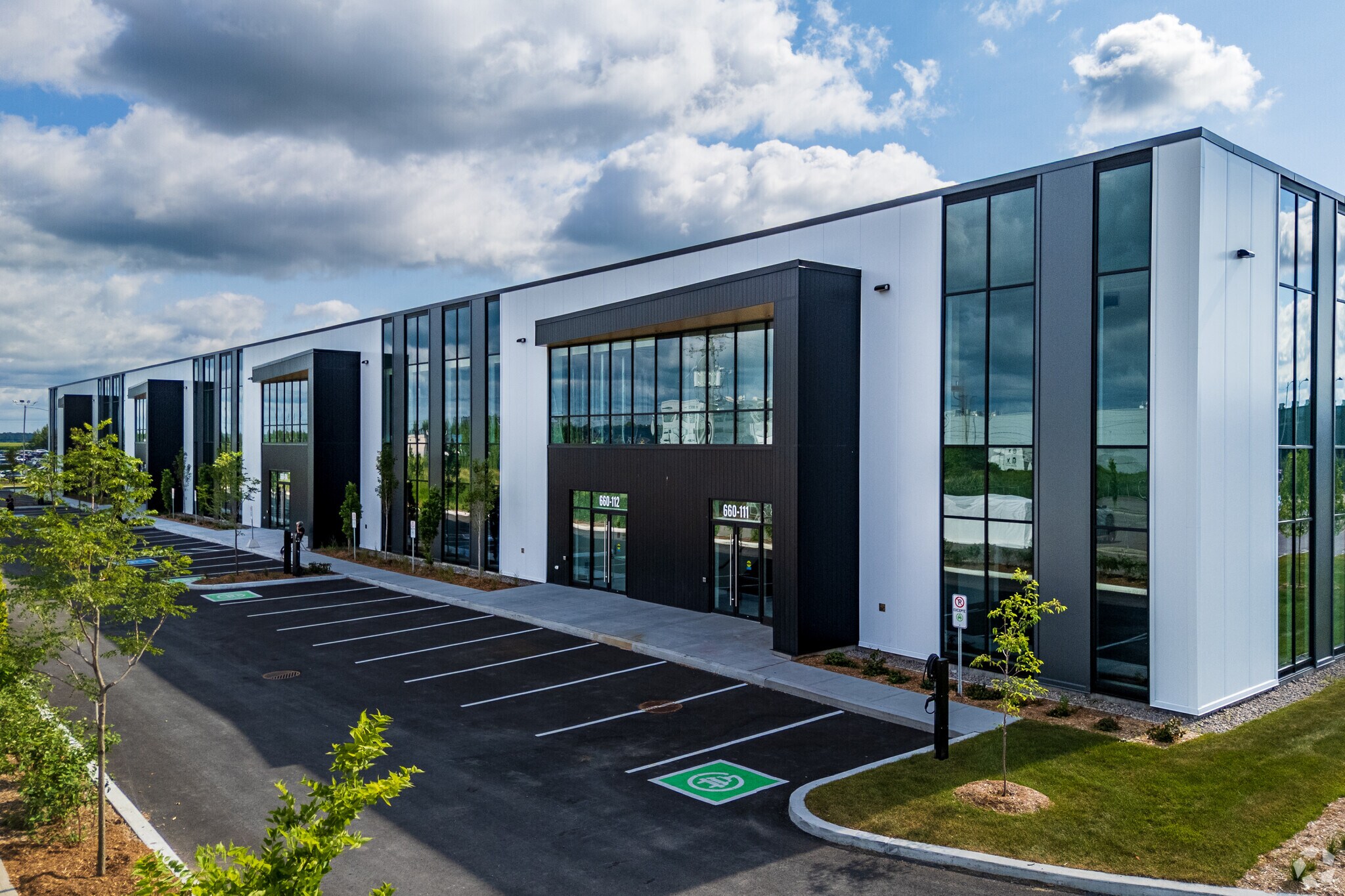 Rue Louis-Blériot, Mascouche, QC à louer Photo du bâtiment- Image 1 de 4