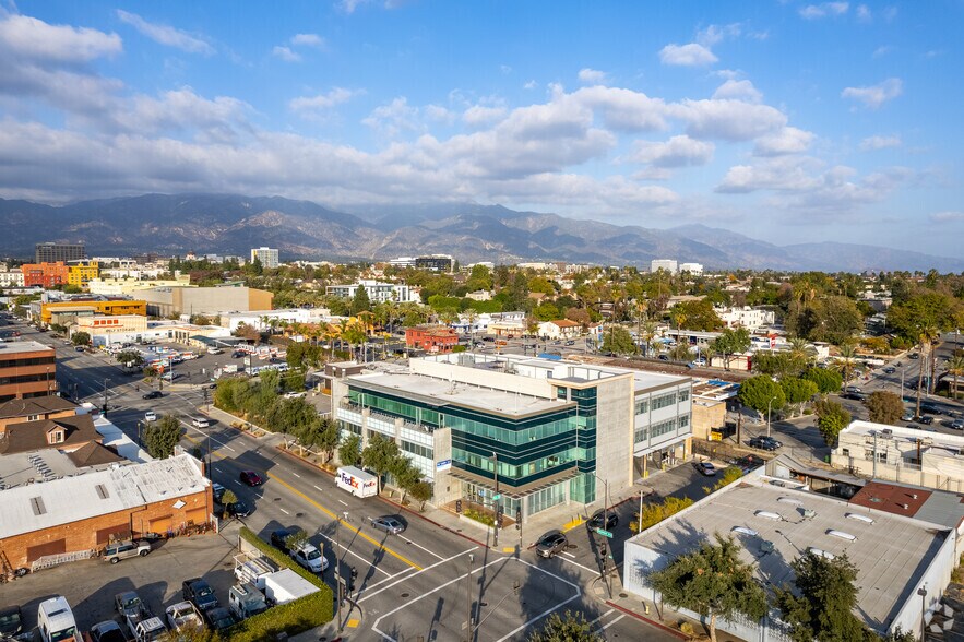 630 S Raymond Ave, Pasadena, CA à louer - Photo du bâtiment - Image 2 de 8