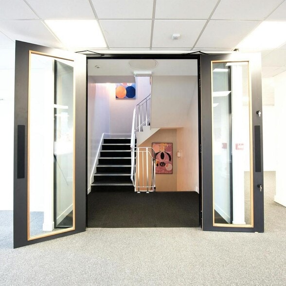 Park St, Guildford for lease - Interior Photo - Image 3 of 8