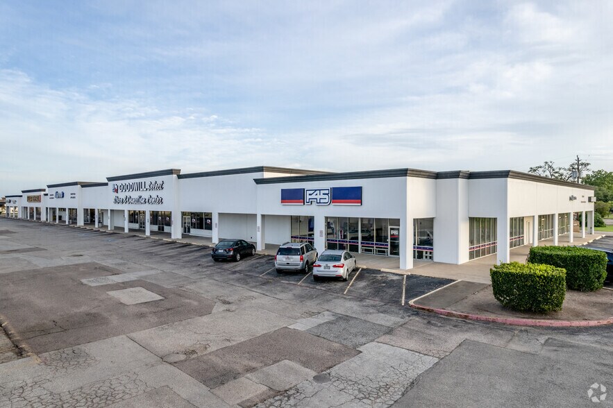 120 Circle Way St, Lake Jackson, TX à louer - Photo du bâtiment - Image 2 de 19