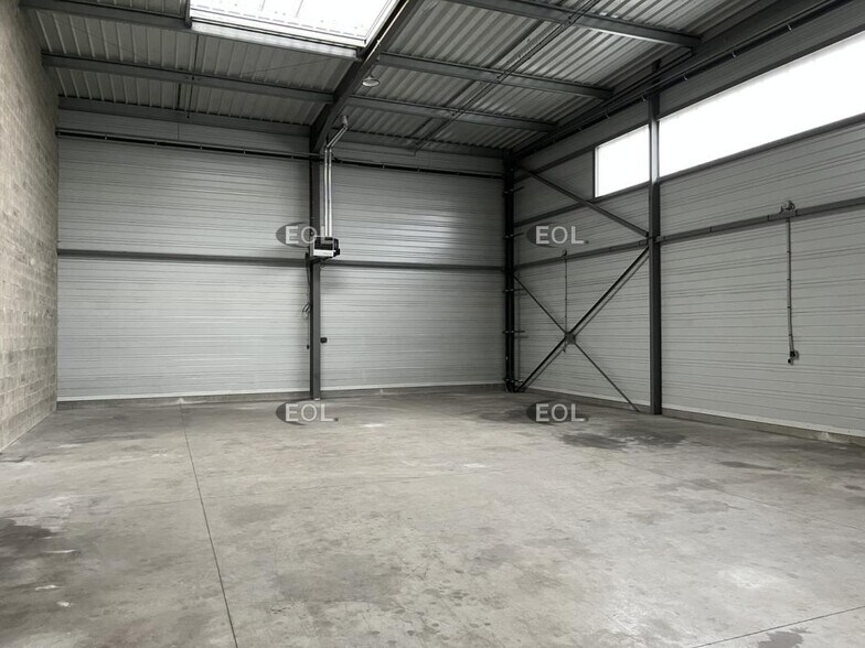 Flex in Frépillon for lease - Building Photo - Image 3 of 9