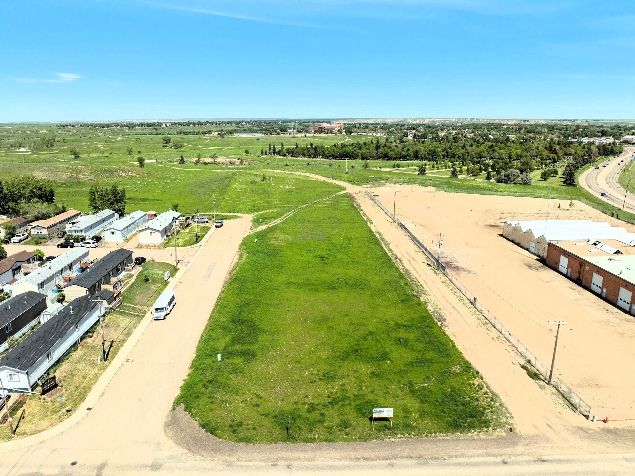 1583 Oxford Ave SW ave, Medicine Hat, AB à vendre Photo du bâtiment- Image 1 de 5