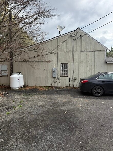 235 French King Hwy, Gill, MA à vendre - Photo du bâtiment - Image 2 de 19