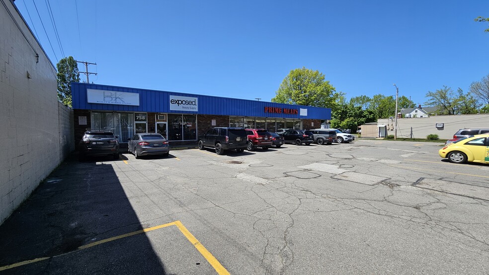 756-758 E 200th St, Cleveland, OH for lease - Building Photo - Image 1 of 2