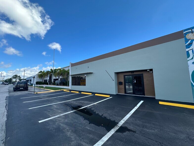 3056 NE 12th Ter, Oakland Park, FL à louer - Photo du bâtiment - Image 2 de 11