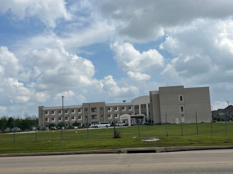 6913 Pavilion Dr, Houston, TX à louer - Photo du bâtiment - Image 3 de 11