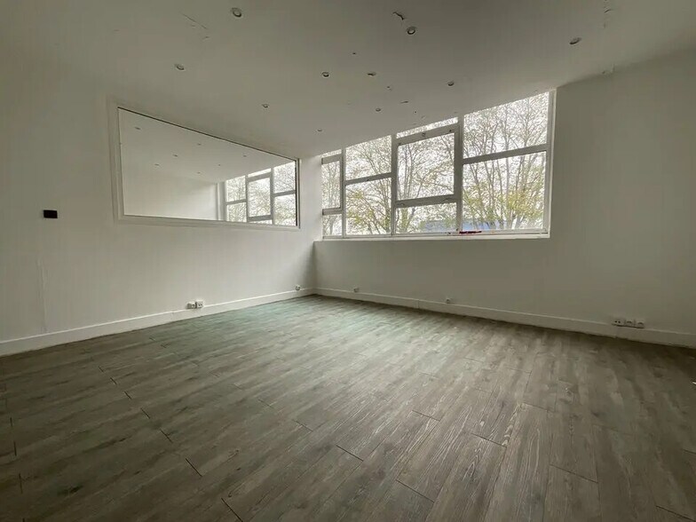 Office in Saint-Thibault-des-Vignes for lease - Interior Photo - Image 3 of 3