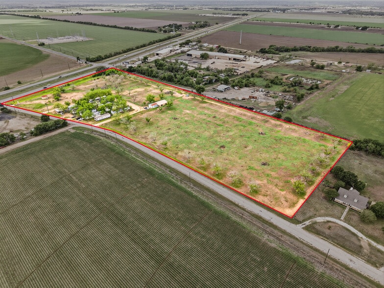 135 County Road 480, Castroville, TX à vendre - Photo du bâtiment - Image 1 de 23