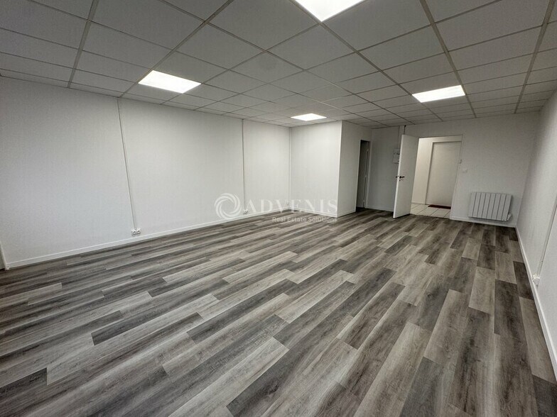 Office in Ozoir-la-Ferrière for lease - Interior Photo - Image 2 of 4